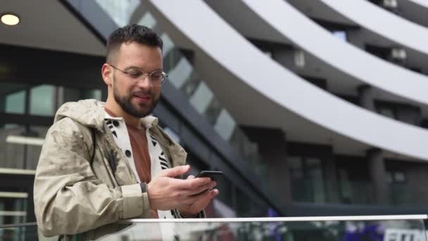 Junge Selbstständige Hipster Kaufleute Stehen Vor Einem Bürogebäude Und Bereiten — Stockvideo