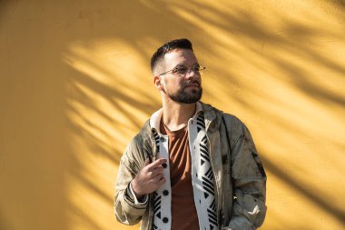 Genç hippi milenyum adamı internette tanıştığı kadını bekliyor. İnternette ya da sosyal ağda. Gergin erkek, bir bayanın tanışma randevusu düzenlemesini bekliyor.