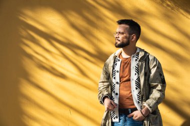 Genç hippi milenyum adamı internette tanıştığı kadını bekliyor. İnternette ya da sosyal ağda. Gergin erkek, bir bayanın tanışma randevusu düzenlemesini bekliyor.