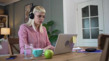 Genç serbest çalışan bir iş kadını dizüstü bilgisayarda ürün stratejisi uzmanı olarak çalışıyor. Yabancı bir şirket için internet üzerinden internet üzerinden yurtdışı çalışan bir kadın web geliştiricisi