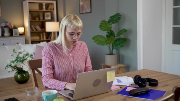 Junge Freiberufliche Unternehmerin Die Hause Laptop Als Expertin Für Produktstrategie — Stockvideo