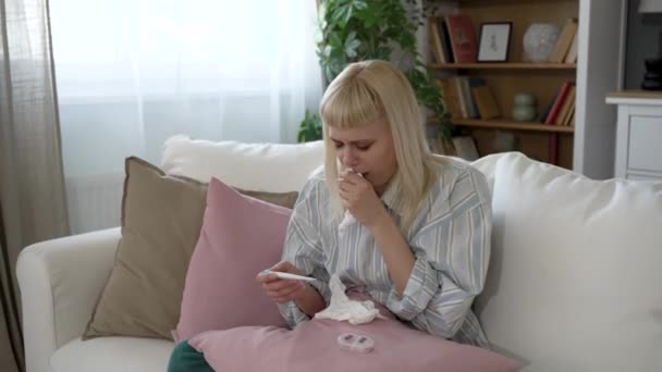 Battaniyeye Sarılı Genç Hasta Bir Kadın Burnunu Kağıt Mendille Siler — Stok video