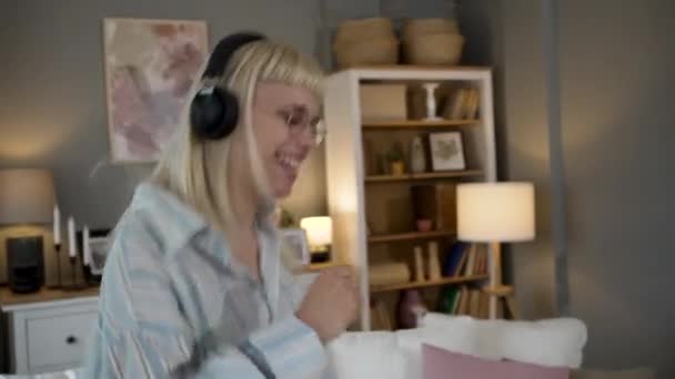 Överlycklig Tusenårig Flicka Bär Hörlurar Har Kul Att Flytta Lyssna — Stockvideo