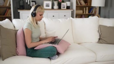 Genç serbest çalışan bir iş kadını dizüstü bilgisayarda ürün stratejisi uzmanı olarak çalışıyor. Yabancı bir şirket için internet üzerinden internet üzerinden yurtdışı çalışan bir kadın web geliştiricisi