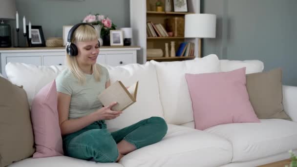 Νεαρή Ευτυχισμένη Ανεξάρτητη Γυναίκα Που Διαβάζει Ένα Βιβλίο Στο Σπίτι — Αρχείο Βίντεο