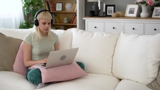 Jonge Freelance Zakenvrouw Werkt Thuis Laptop Als Product Strategie Expert — Stockvideo