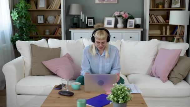 Junge Freiberufliche Unternehmerin Finanzberaterin Webentwicklerin Marketing Expertin Mit Videoanruf Laptop — Stockvideo