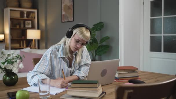 여자는 노트북과 더미를 시험에 집에서 새로운 비즈니스를 배우는 직원은 회사의 — 비디오