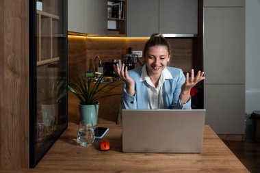 Ek iş para, ikinci iş konsepti. Öğrenci kredisini ödemek için internetten internet üzerinden çalışan genç bir üniversite öğrencisi, kira için para biriktiren, seyahat tatilinde ev videosundan çalışan bir kadın.