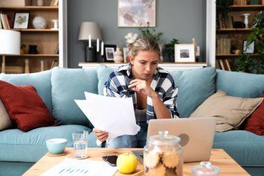 Ekonomi ve finans bölümünden genç üniversite öğrencisi kadın öğrenci kredisini ödemek, kira için para biriktirmek, seyahat tatili için online eğitim işinde çalışıyor. Ek iş olarak yarı zamanlı iş kavramı