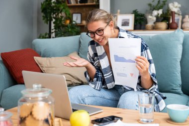 Ekonomi ve finans bölümünden genç üniversite öğrencisi kadın öğrenci kredisini ödemek, kira için para biriktirmek, seyahat tatili için online eğitim işinde çalışıyor. Ek iş olarak yarı zamanlı iş kavramı