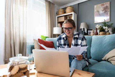Ekonomi ve finans bölümünden genç üniversite öğrencisi kadın öğrenci kredisini ödemek, kira için para biriktirmek, seyahat tatili için online eğitim işinde çalışıyor. Ek iş olarak yarı zamanlı iş kavramı