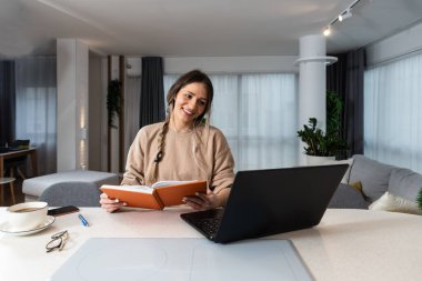 Ekonomi ve finans bölümünden genç üniversite öğrencisi kadın öğrenci kredisini ödemek, kira için para biriktirmek, seyahat tatili için online eğitim işinde çalışıyor. Ek iş olarak yarı zamanlı iş kavramı