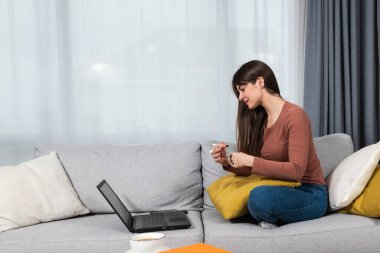 Ekonomi ve finans bölümünden genç üniversite öğrencisi kadın öğrenci kredisini ödemek, kira için para biriktirmek, seyahat tatili için online eğitim işinde çalışıyor. Ek iş olarak yarı zamanlı iş kavramı