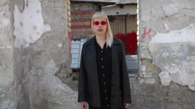 Genç, güzel, güçlü, bağımsız, asi, sarışın bir kadın. Punk müzik ve tarz hayranı pozu. Kendine güvenen Punk-Rock gençlik kültürü sokak tarzı konsepti. Havalı tavır. Farklı kavram.