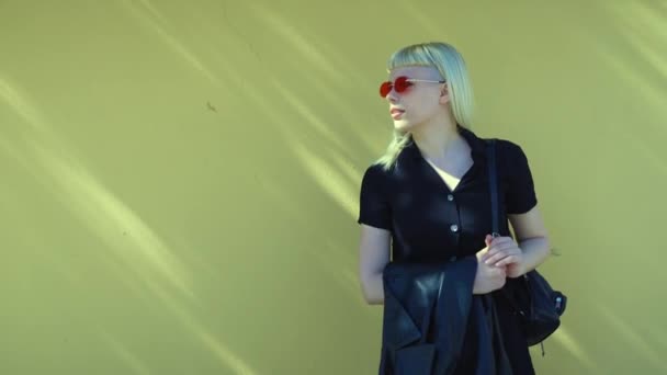 Tineri Frumoși Puternici Rebeli Independente Blonda Femeie Punk Muzică Stil — Videoclip de stoc