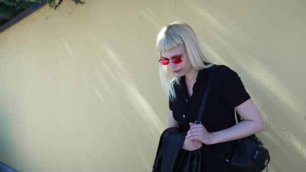 Jonge Mooie Onafhankelijke Rebel Blonde Vrouw Punk Muziek Stijl Fan — Stockvideo