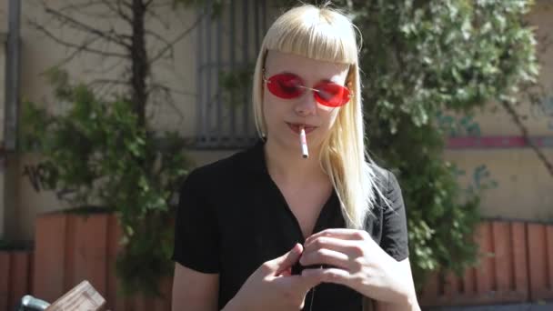 Zbliżenie Blondynki Okularach Przeciwsłonecznych Fajne Nastawienie Młoda Dziewczyna Próbuje Zapalić — Wideo stockowe