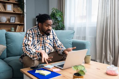 Genç Afrikalı değişim öğrencisi serbest çalışan işadamı evde oturmuş kameradan ırkçılık ve ırkçılık ile ilgili kişisel olumsuz deneyimler hakkında konuşuyor..