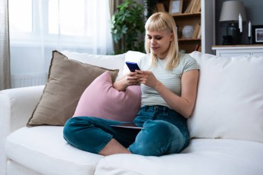 Mola verdim. Genç serbest çalışan bir iş kadını bilgisayardaki işi durdurarak akıllı telefonundaki mesajlara cevap veriyor. Evde çalışan çevrimiçi iş, gündüzleri internette flört eden kadınlar..