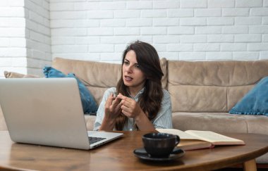 Genç serbest grafik tasarımcı kadının dikkat eksikliği bozukluğu (ADHD) sorunu var, yeni bir proje üzerinde çalışmaya başlayamıyor. Bir kadın konsantrasyonunu kaybederse dizüstü bilgisayarla evden çalışamaz.