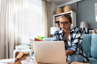 Genç serbest çalışan iş kadınlarının dikkat eksikliği bozukluğu (ADHD) sorunu var, yeni bir proje üzerinde çalışmaya başlayamıyor. Bir kadın konsantrasyonunu kaybederse dizüstü bilgisayarla evden çalışamaz.
