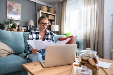 Genç serbest çalışan iş kadınlarının dikkat eksikliği bozukluğu (ADHD) sorunu var, yeni bir proje üzerinde çalışmaya başlayamıyor. Bir kadın konsantrasyonunu kaybederse dizüstü bilgisayarla evden çalışamaz.