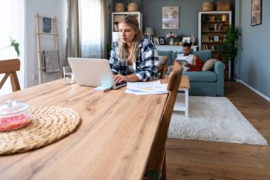 Genç serbest çalışan finansçı kadının dikkat eksikliği hiperaktivite bozukluğu sorunu var. ADHD projesine başlayamıyor. Kadın konsantrasyonunu kaybetmiş. Ev bilgisayarında çalışamıyor.