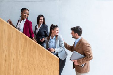 Çalışma gününün başlangıcında. Bir grup genç iş adamı, ofis çalışanı, sabah işyerlerine gelirler. Personel toplantısına giden meslektaşlar merdivenlerde buluşuyor..