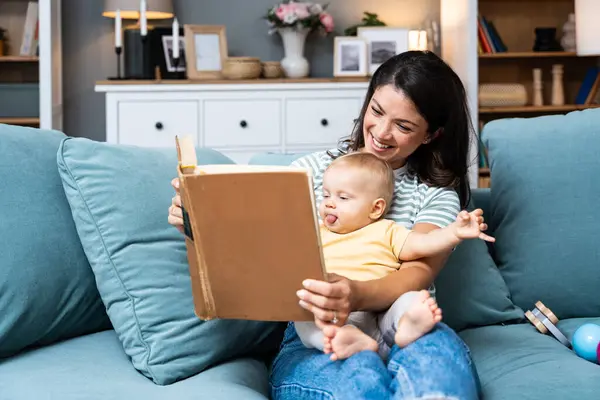 Genç Mutlu Anne Bebeğine Masal Kitabı Okuyor Anne Çocuk Evdeki Stok Fotoğraf