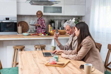 Basit bir yaşam. Kızı, büyük babasına dizüstü bilgisayar ve internet kullanmayı öğretiyor. Kıdemli adam internetten alışveriş yapmak, sipariş vermek ve emekliliğinde araştırma yapmak için cihazı kullanmayı öğrenmek istiyor..