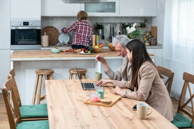 Basit bir yaşam. Kızı, büyük babasına dizüstü bilgisayar ve internet kullanmayı öğretiyor. Kıdemli adam internetten alışveriş yapmak, sipariş vermek ve emekliliğinde araştırma yapmak için cihazı kullanmayı öğrenmek istiyor..