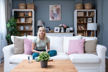 Basit bir yaşam. Genç güzel sarışın öğrenci portresi ya da üniversiteli kız kanepede oturmuş hayatının tadını çıkarıyor, boş zamanlarını ve yeni dairesini kiralıyor ve sessiz bir şekilde tek başına yaşamak için buraya taşınıyor..