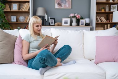 Basit bir yaşam. Genç güzel sarışın öğrenci portresi ya da üniversiteli kız kanepede oturmuş hayatının tadını çıkarıyor, boş zamanlarını ve yeni dairesini kiralıyor ve sessiz bir şekilde tek başına yaşamak için buraya taşınıyor..