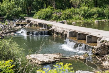 Ovcar ve Kablar dağları Sırbistan 'ın yeni Batı Morava nehri, doğal park, kayalar, ağaçlar ve çimen alanları manzarası. Korunan Sırp doğal parkı.