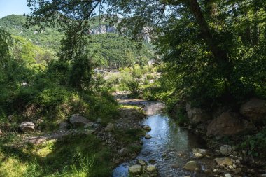 Ovcar ve Kablar dağları Sırbistan 'ın yeni Batı Morava nehri, doğal park, kayalar, ağaçlar ve çimen alanları manzarası. Korunan Sırp doğal parkı.