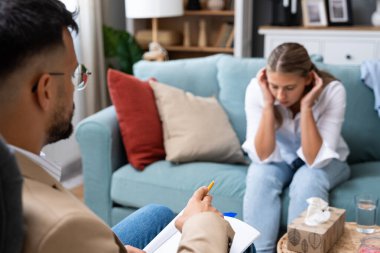 İş görüşmeleriyle ilgili psikolojik sorular soran insan kaynakları uzmanıyla görüşeceğim. İnsan kaynakları psikolojisi, çalışanlarla iş psikoterapisi seansı, personel üyesi veya iş ve stres hakkında danışman.