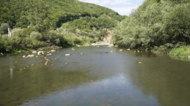 Sırbistan 'ın Batı Morava nehri yakınlarındaki Ovcar ve Kablar dağları, doğal park manzarası, kayalar, ağaçlar ve çimen alanları. Korunan Sırp doğal parkı.