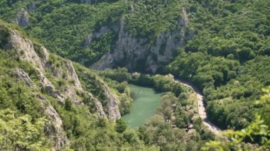 Sırbistan 'ın Batı Morava nehri yakınlarındaki Ovcar ve Kablar dağları, doğal park manzarası, kayalar, ağaçlar ve çimen alanları. Korunan Sırp doğal parkı.