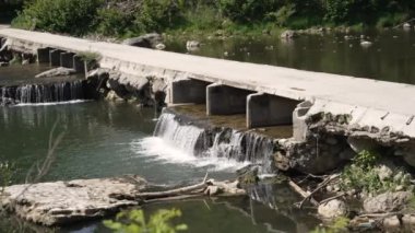 Sırbistan 'ın Batı Morava nehri yakınlarındaki Ovcar ve Kablar dağları, doğal park manzarası, kayalar, ağaçlar ve çimen alanları. Korunan Sırp doğal parkı.