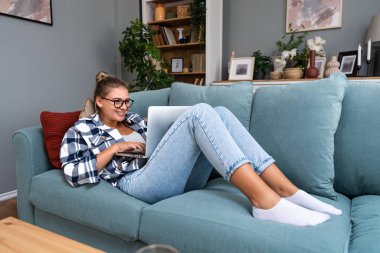 Kariyer sahibi zihniyeti. Evde çalışan serbest çalışan genç bir iş kadını. Kendine güvenen bir kadın iş hayatında daha iyi fırsatlar için kendini eğitir ve dizüstü bilgisayarla çalışır..