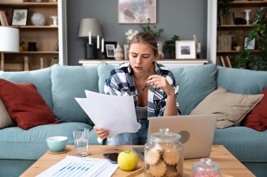 Kariyer sahibi zihniyeti. Evde çalışan serbest çalışan genç bir iş kadını. İş hayatında daha iyi fırsatlar elde etmek için kendine güvenen ve kendini eğiten, dizüstü bilgisayarda çalışan bir kadın..
