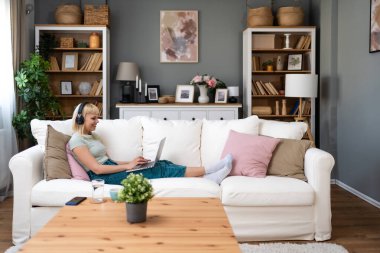 Kariyer sahibi zihniyeti. Evde çalışan serbest çalışan genç bir iş kadını. İş hayatında daha iyi fırsatlar elde etmek için kendine güvenen ve kendini eğiten, dizüstü bilgisayarda çalışan bir kadın..