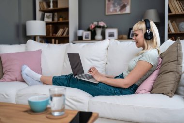 Kariyer sahibi zihniyeti. Evde çalışan serbest çalışan genç bir iş kadını. İş hayatında daha iyi fırsatlar elde etmek için kendine güvenen ve kendini eğiten, dizüstü bilgisayarda çalışan bir kadın..