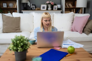 Kariyer sahibi zihniyeti. Evde çalışan serbest çalışan genç bir iş kadını. İş hayatında daha iyi fırsatlar elde etmek için kendine güvenen ve kendini eğiten, dizüstü bilgisayarda çalışan bir kadın..