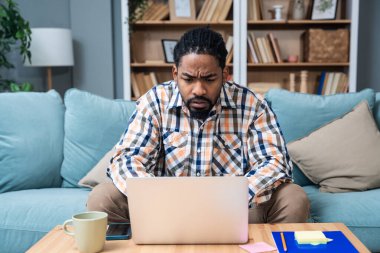 Kariyer sahibi zihniyeti. Genç serbest iş adamı evde çalışıyor. Kendini işine adamış erkek öğrenimi ve iş hayatında daha iyi fırsatlar için kendini eğitmek, dizüstü bilgisayarda çalışmak..