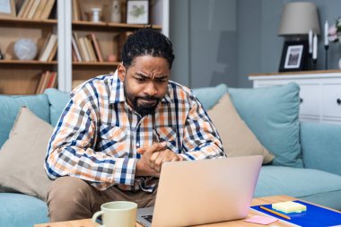 Kariyer sahibi zihniyeti. Genç serbest iş adamı evde çalışıyor. Kendini işine adamış erkek öğrenimi ve iş hayatında daha iyi fırsatlar için kendini eğitmek, dizüstü bilgisayarda çalışmak..