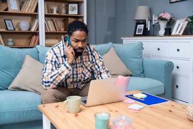 Kariyer sahibi zihniyeti. Genç serbest iş adamı evde çalışıyor. Kendini işine adamış erkek öğrenimi ve iş hayatında daha iyi fırsatlar için kendini eğitmek, dizüstü bilgisayarda çalışmak..