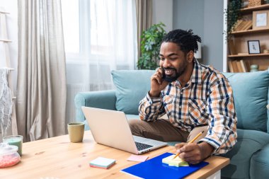Kariyer sahibi zihniyeti. Genç serbest iş adamı evde çalışıyor. Kendini işine adamış erkek öğrenimi ve iş hayatında daha iyi fırsatlar için kendini eğitmek, dizüstü bilgisayarda çalışmak..