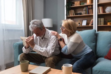 Basit bir yaşam. Evde olgun yaşlı bir çift, kocasına duygusal destek veren bir kadın, akıl sağlığının zor olduğu bir dönemde onu rahatlatıyor. Stresli ve zihinsel olarak zayıf hisseden bir adam, yardım eli olarak karısı. Sevgi ve saygı.